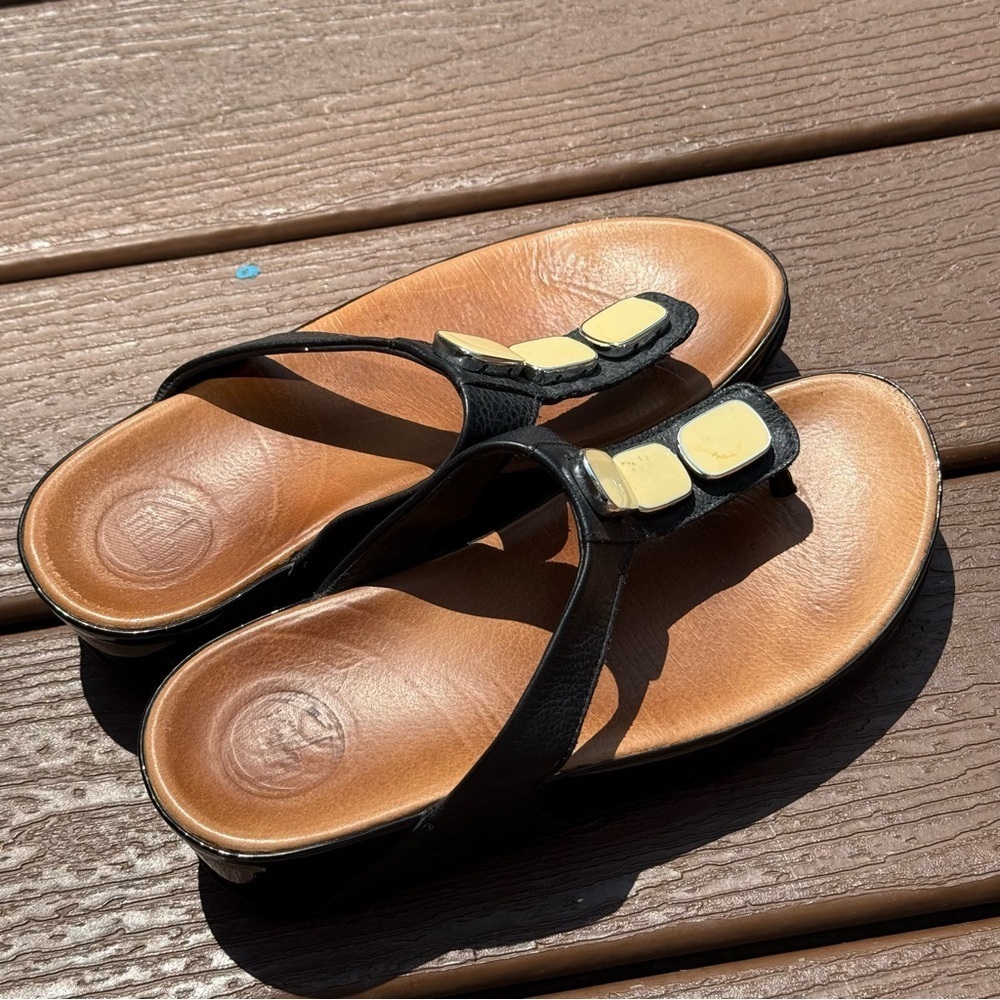 Fitflop Black Sandal with Cream Accents - Picture 4 of 8